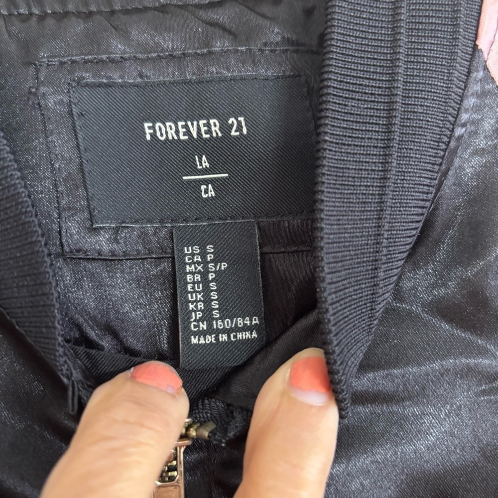 Forever 21 Bomber Jacket Small Black Pink Satin Floral Embroidered Zip Up - Picture 6 of 6